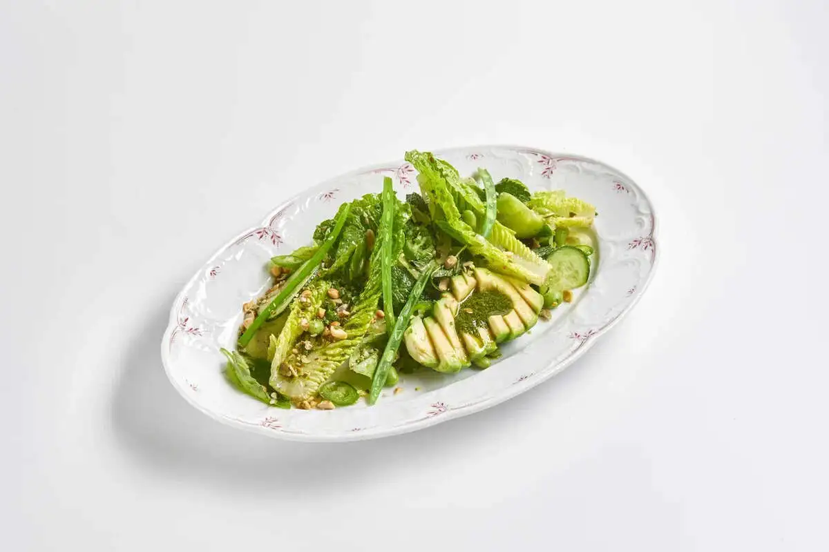 Зеленый салат с дрессингом из зелёного чили