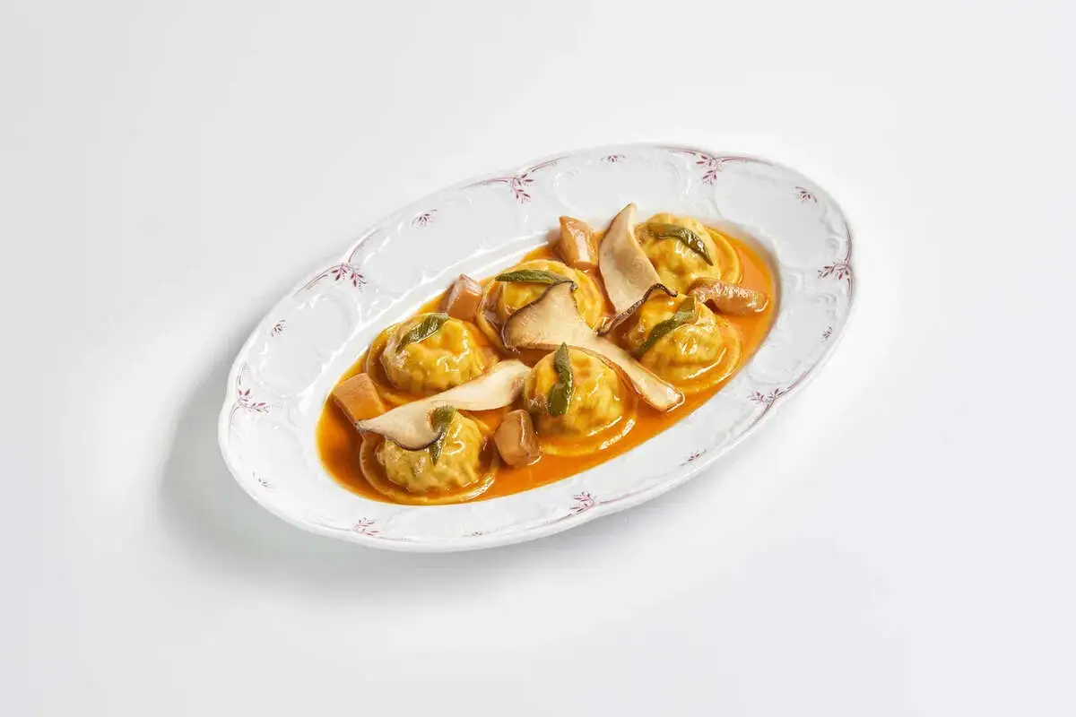 Равиоли с уткой, грибами и шалфеем