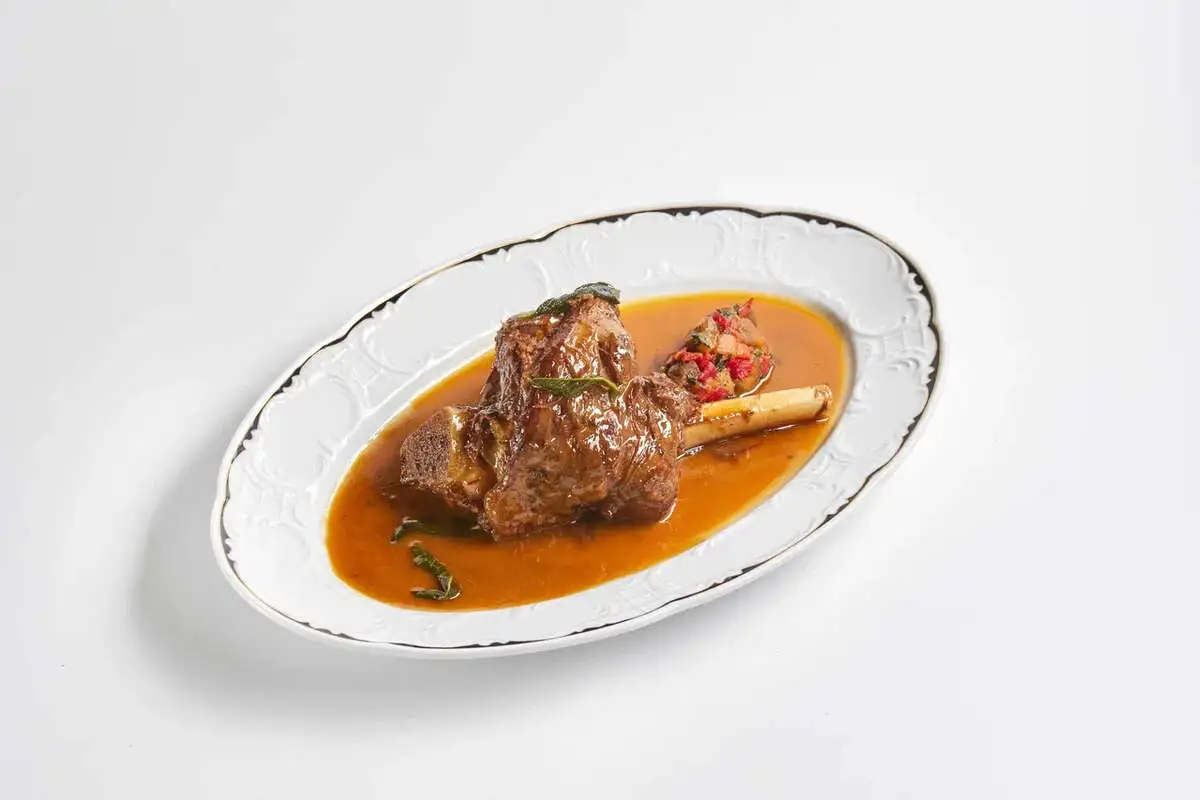 Голень ягнёнка с тартаром из баклажан