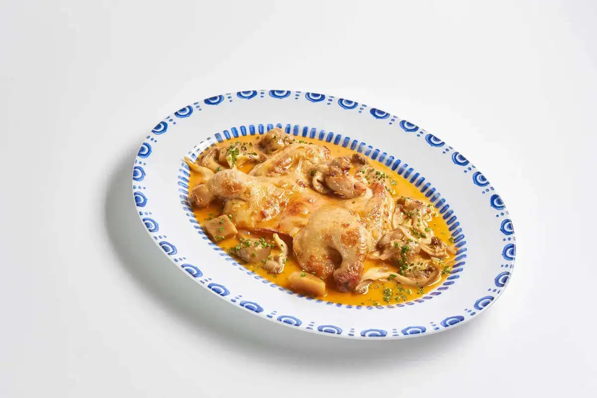 Целиковый цыпленок с белыми грибами