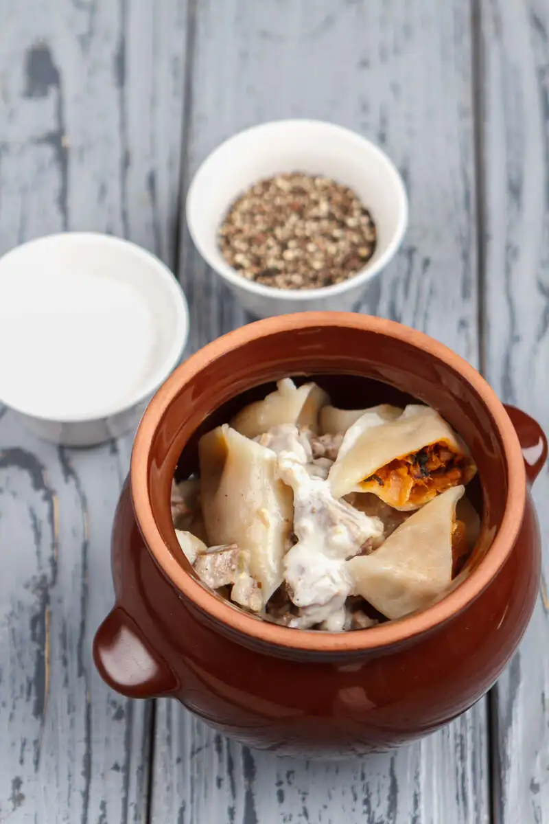 Вареники с капустой, жареной курицей и грибным соусом