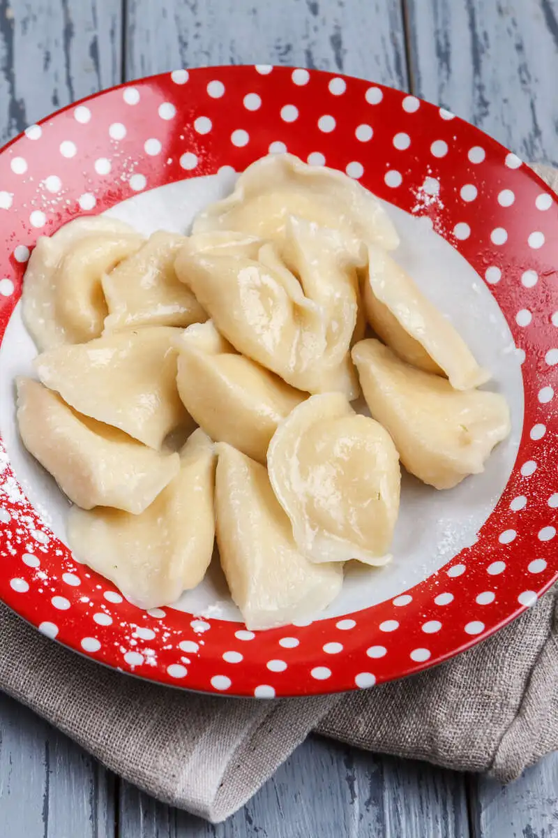 Вареники с творогом и изюмом