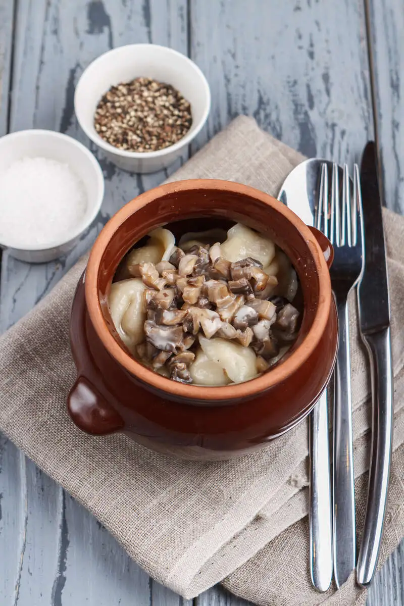 Вареники с курицей, грибами и мясной поджаркой