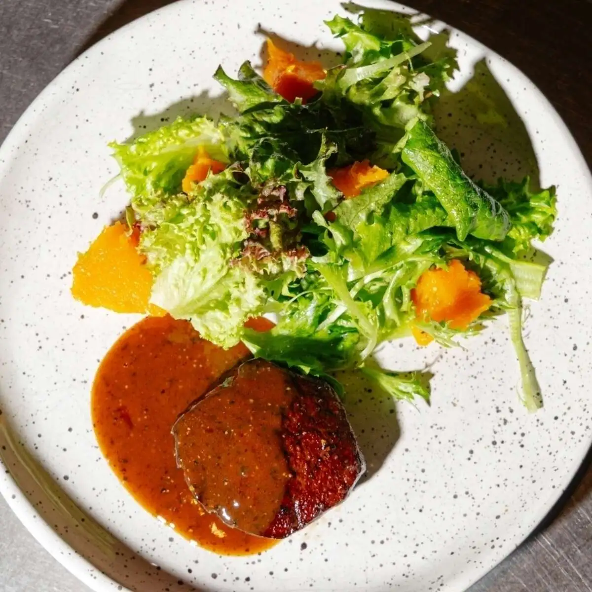 Филе миньон с перечным соусом на основе бер-нуазет и деми-гляс с тыквой