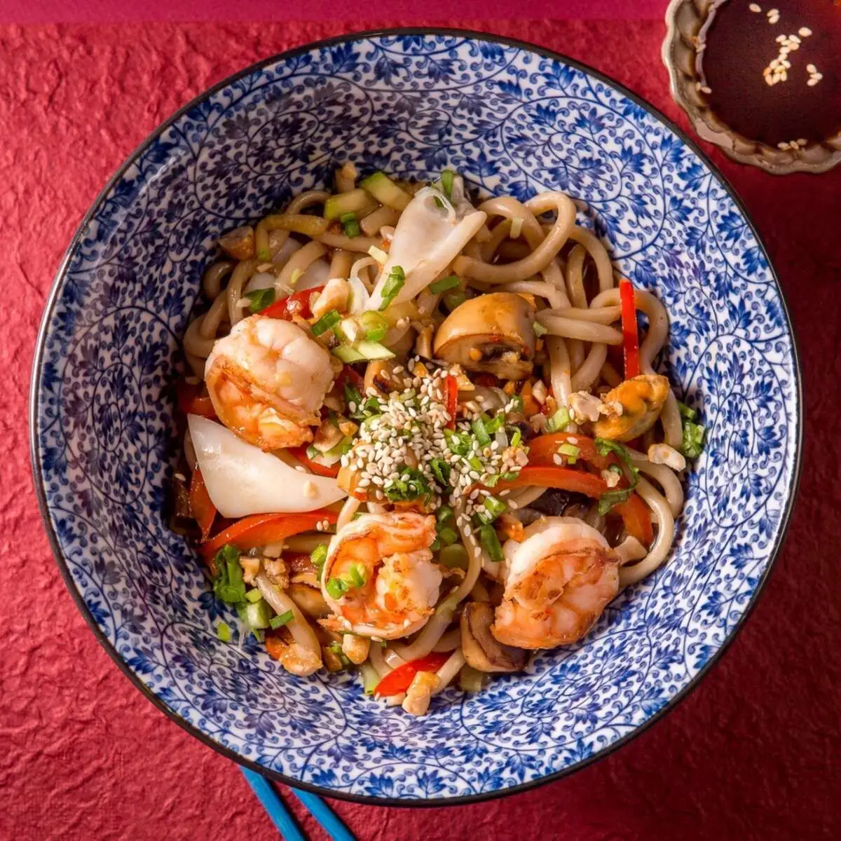 УДОН С МОРЕПРОДУКТАМИ В УСТРИЧНОМ ЧИЛИ