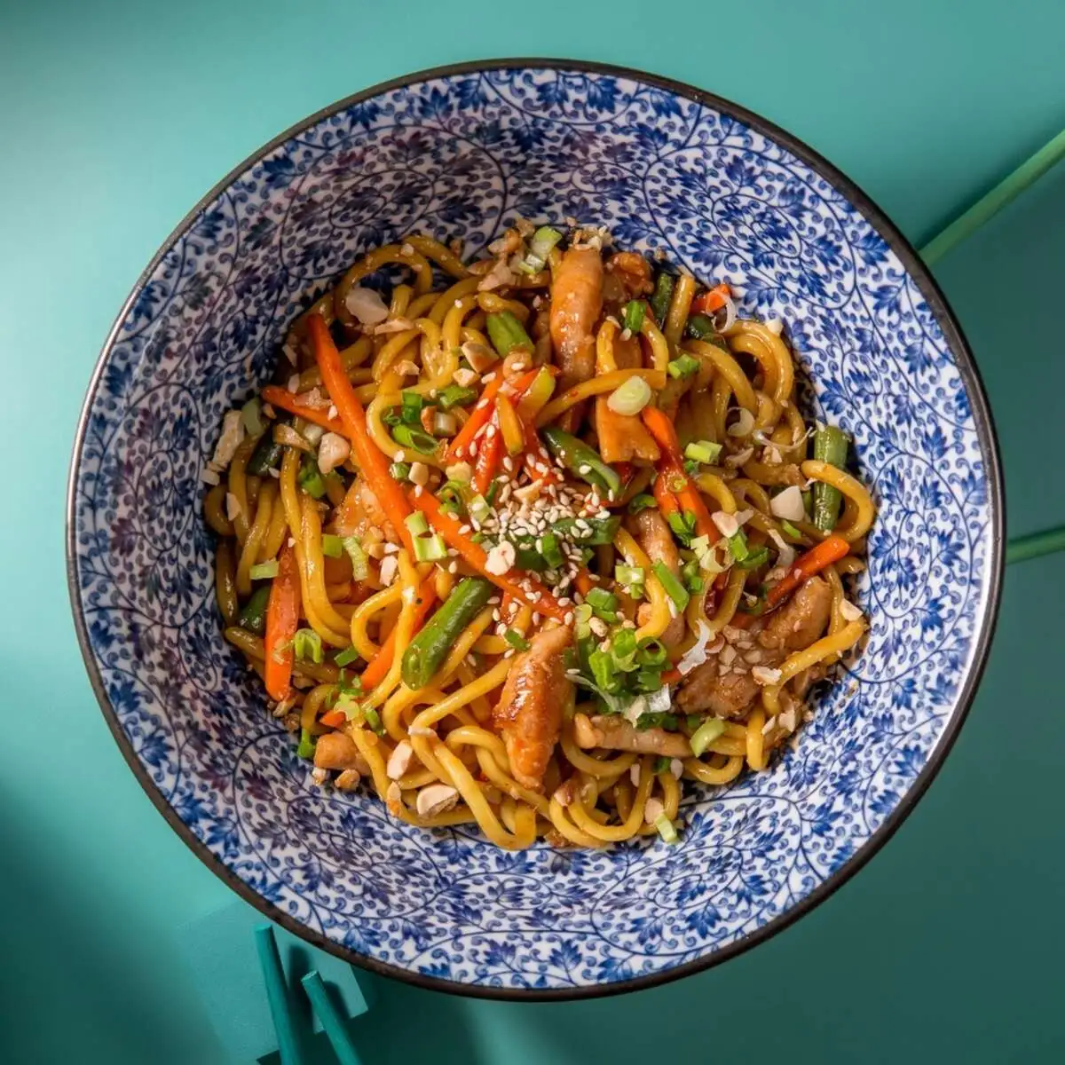 РАМЕН С ЦЫПЛЕНКОМ В УСТРИЧНОМ ТОМ ЯМ