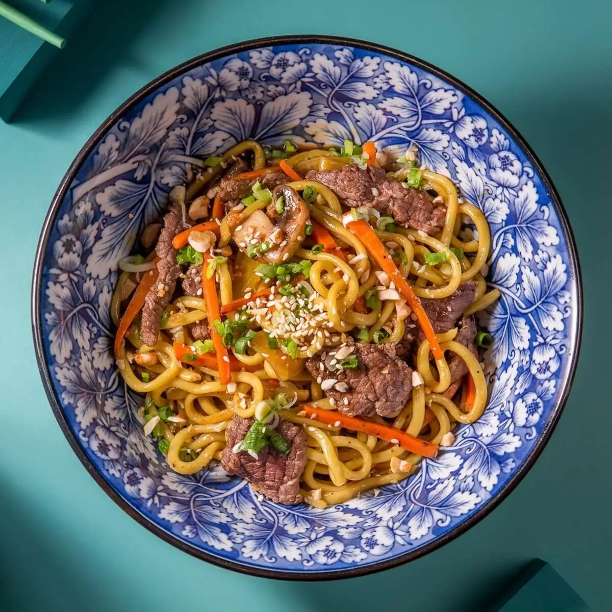 РАМЕН С ГОВЯДИНОЙ В СОУСЕ ЧЁРНЫЙ ПЕРЕЦ