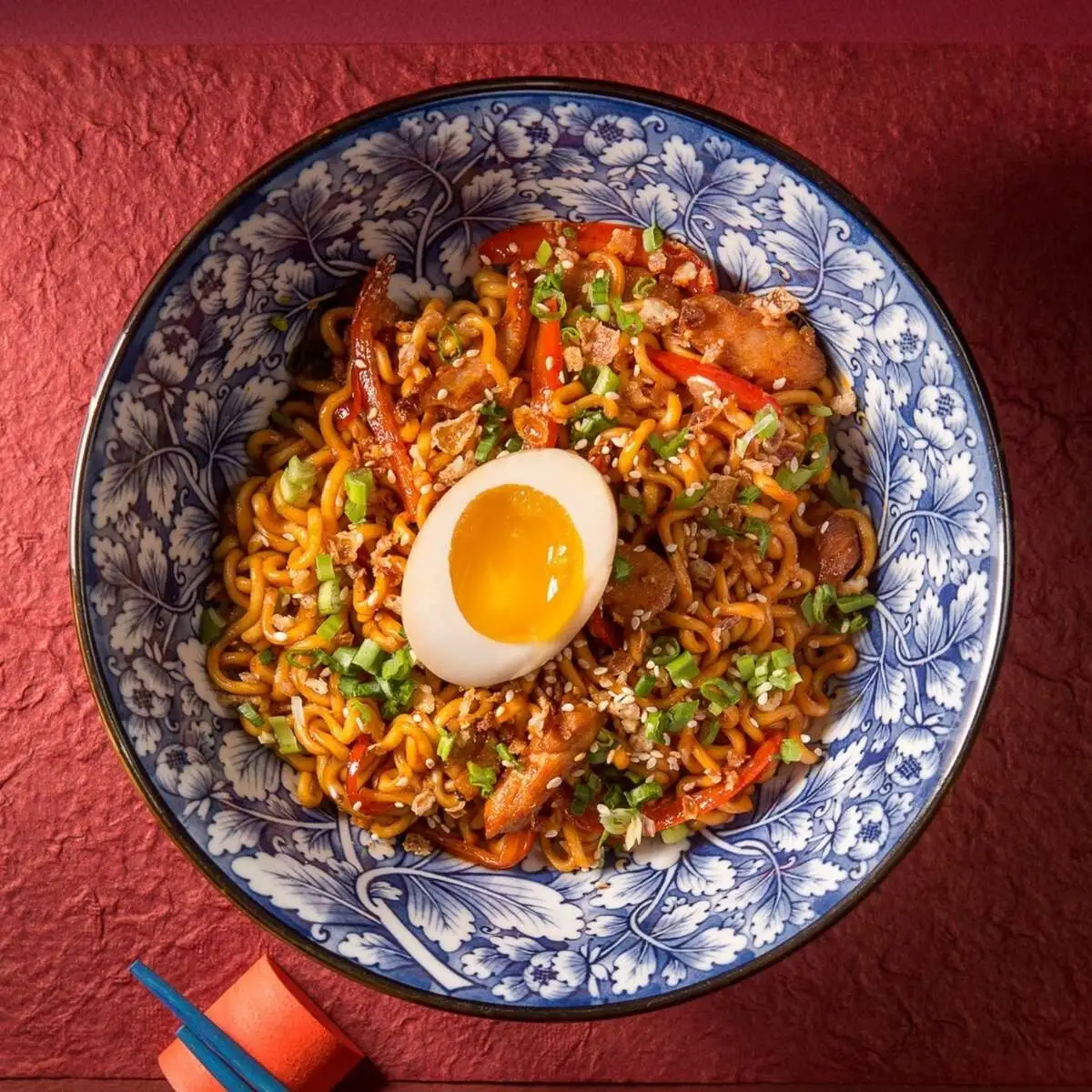 ОГНЕННЫЙ БУЛДАК РАМЕН С ЦЫПЛЕНКОМ  