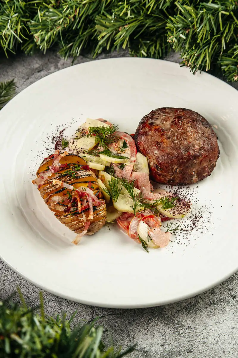 Бифштекс из индейки с камамбером и свежими овощами