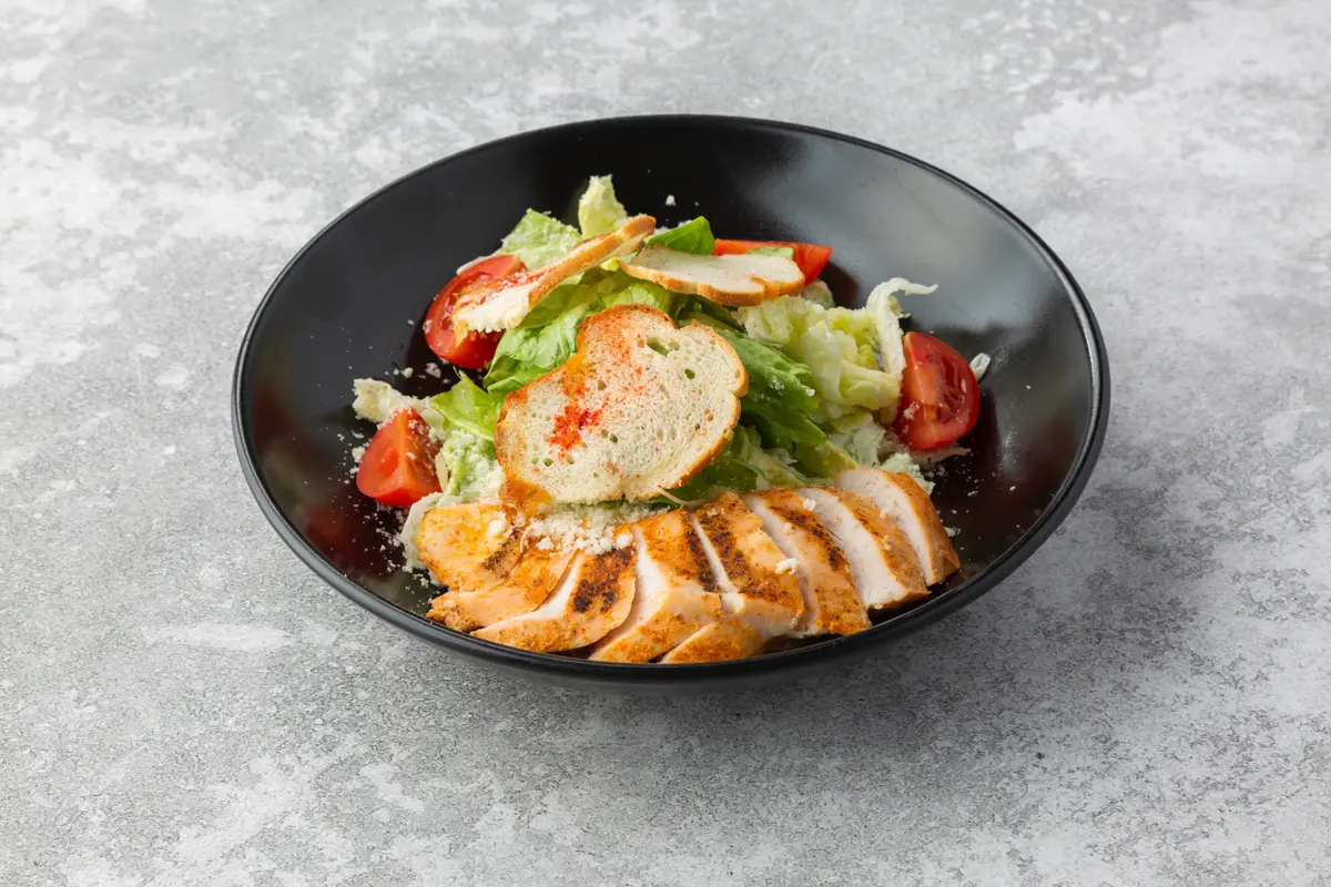 Цезарь с курицей гриль