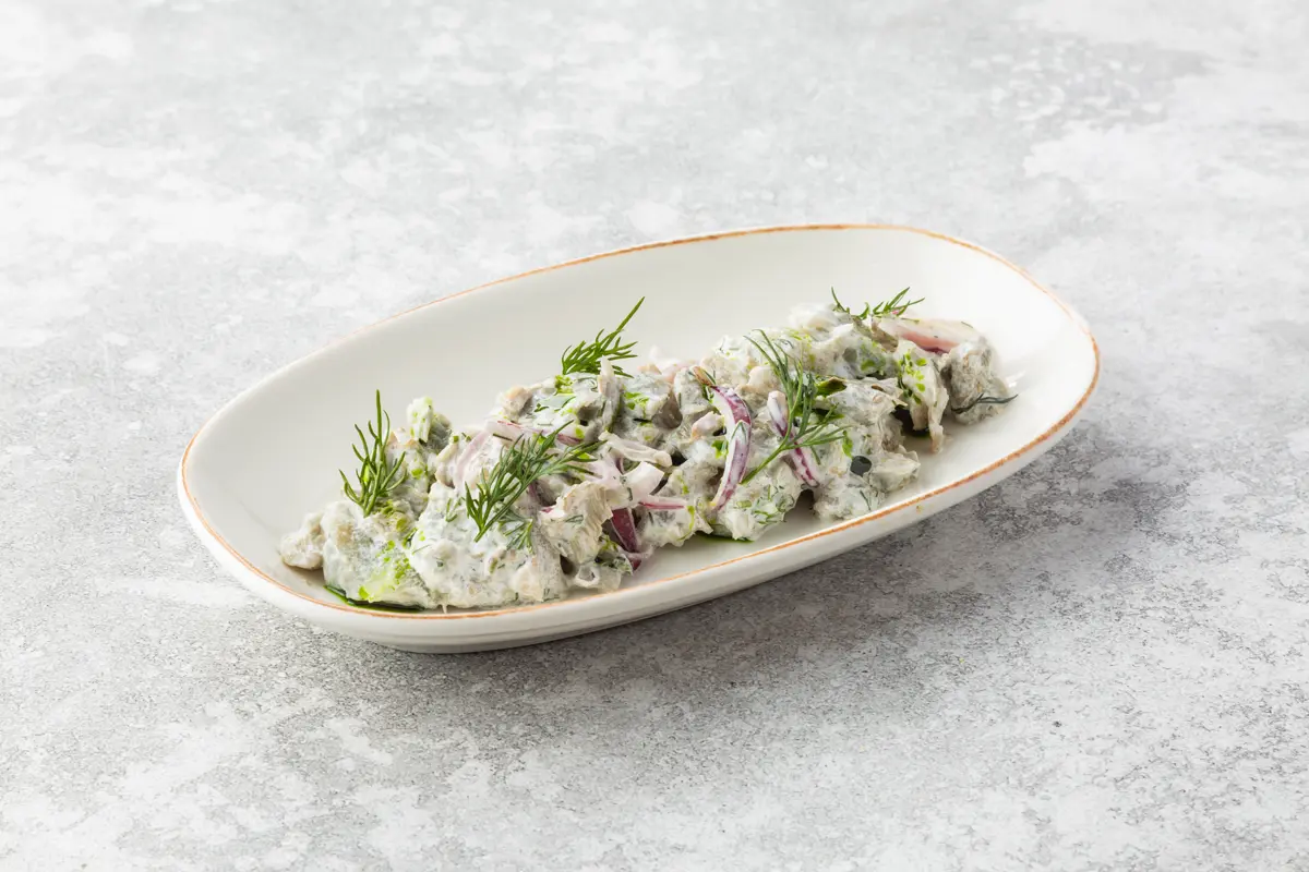 Соленые грузди с луком и сметаной