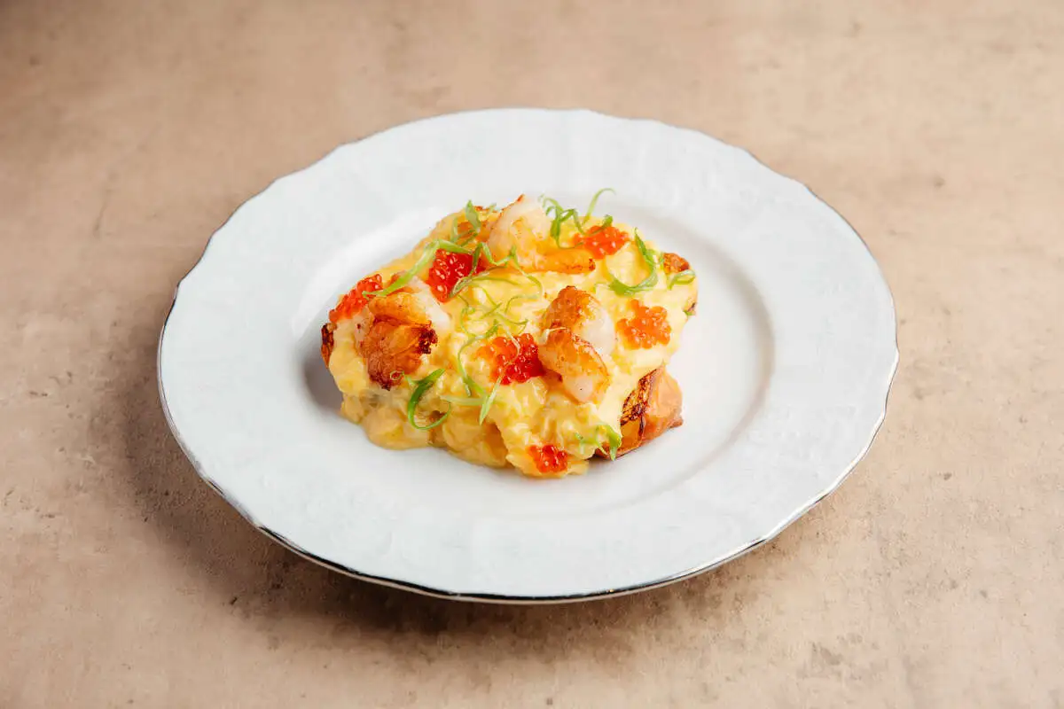 Сливочная бриошь со скремблом и красной икрой