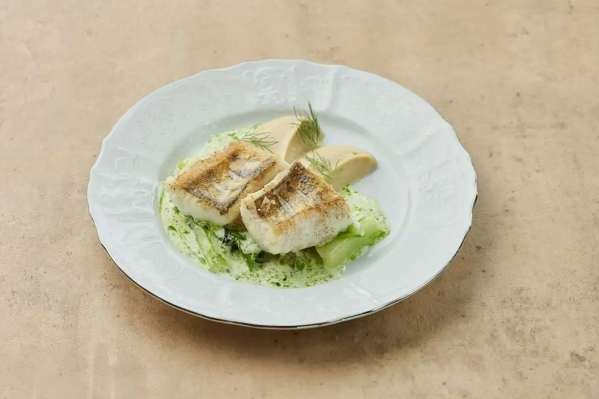 Судак с кремом из сельдерея и соусом берблан