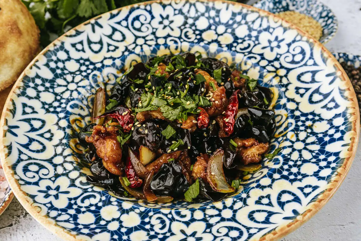 Курица с древесными грибами