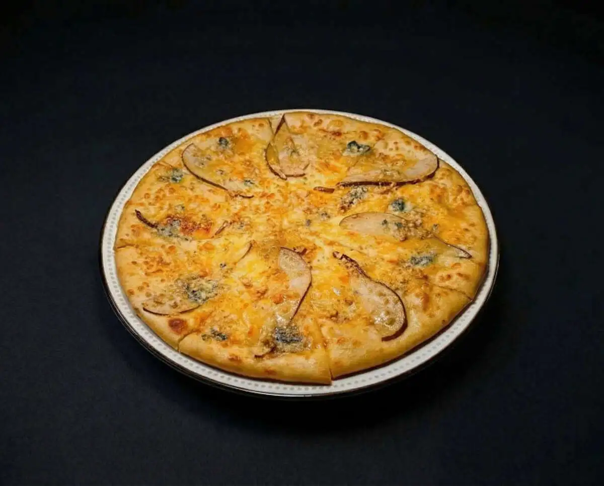 Хачапури с грушей и сыром горгонзола