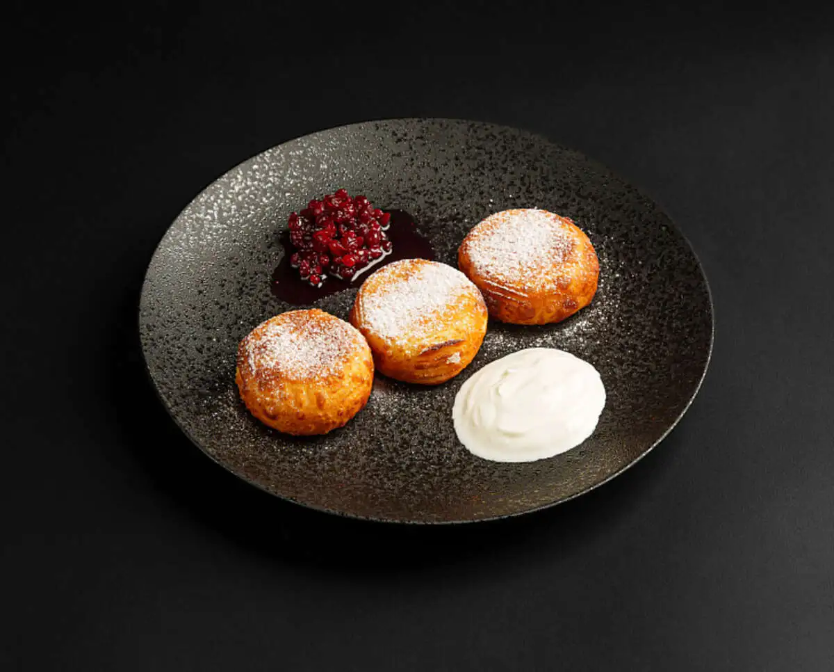 Порция сырников с вишней 3 шт