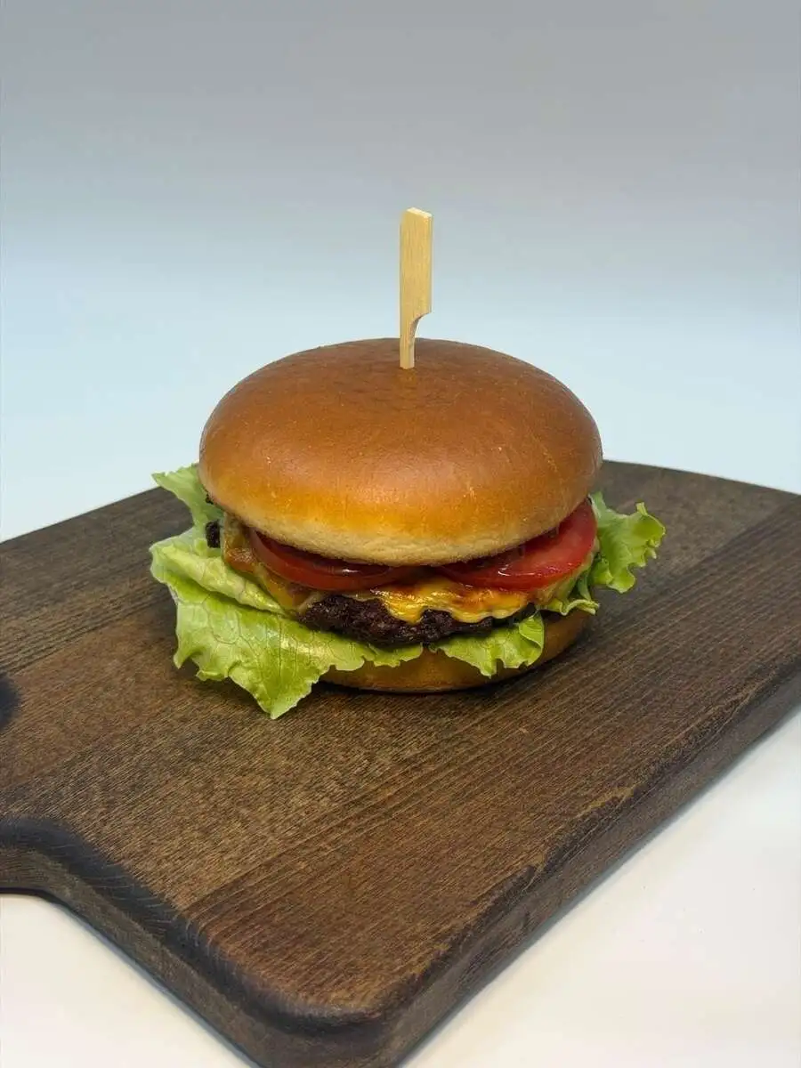 Бургер с говяжьей котлетой и сыром чеддер