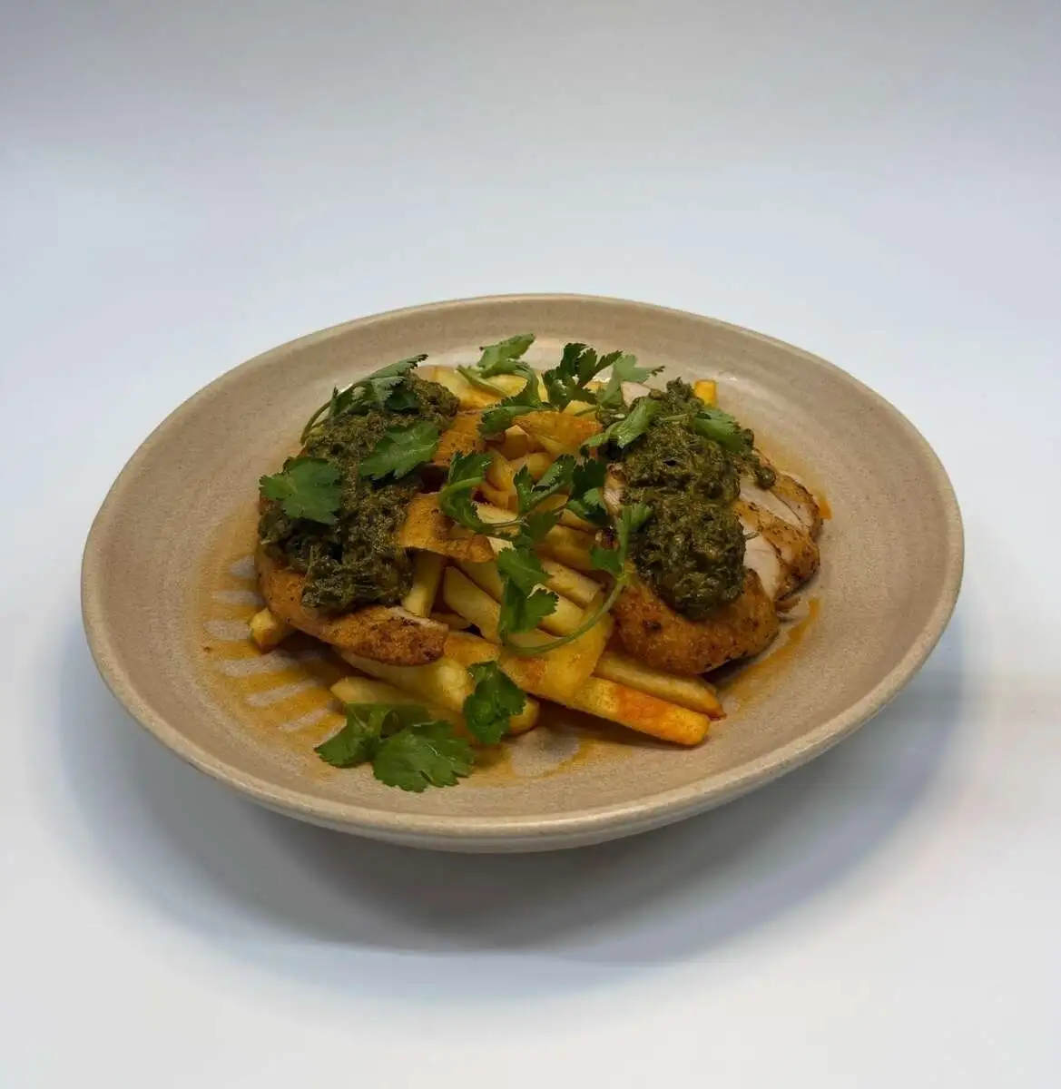 Куриный стейк с картофелем фри с шпинатным соусом