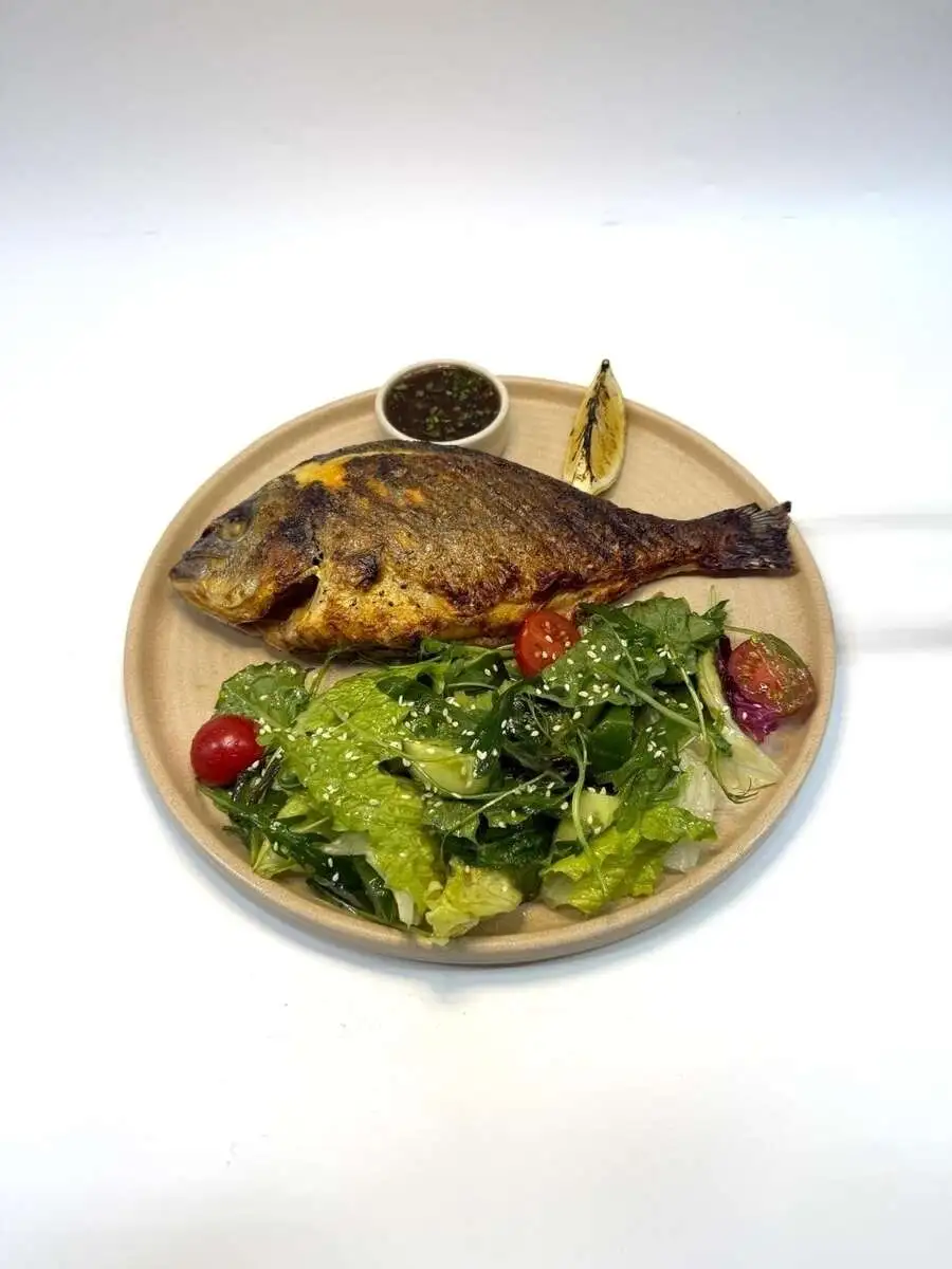 Дорадо в цитрусовой глазури и с соусом свит чили 