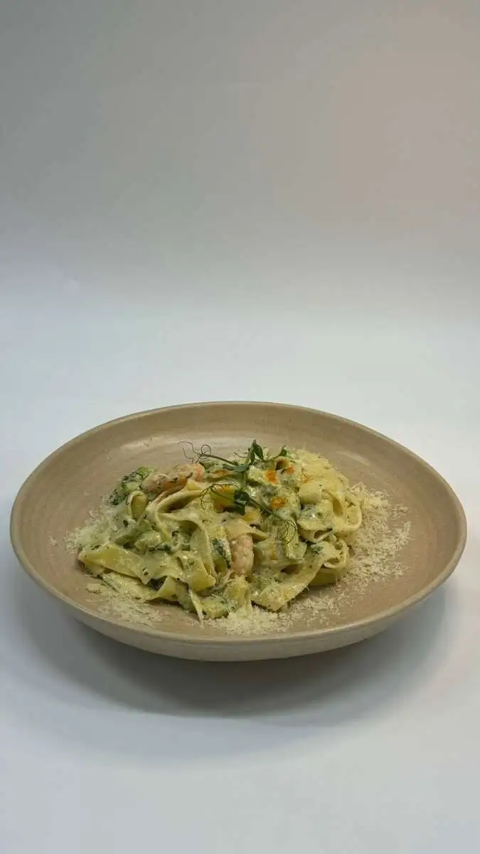Паста феттучини с креветками в шпинатном соусе