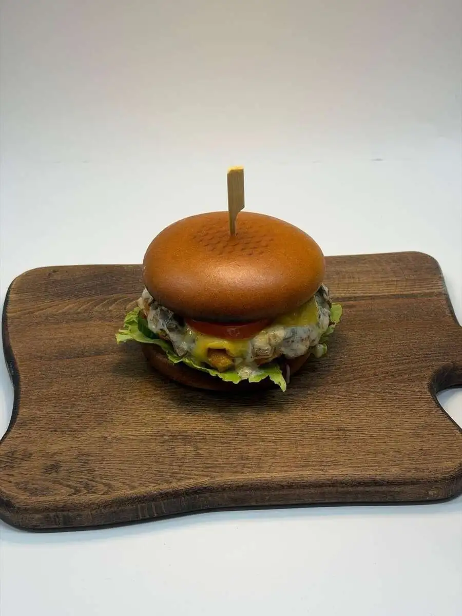 Бургер куриный с грибным жульеном