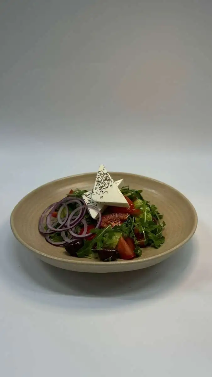 Греческий салат с оливками каламато