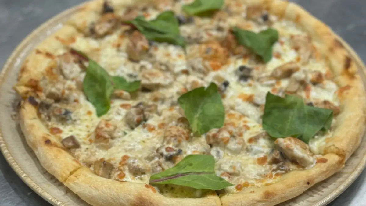 Пицца с курицей и жульеном