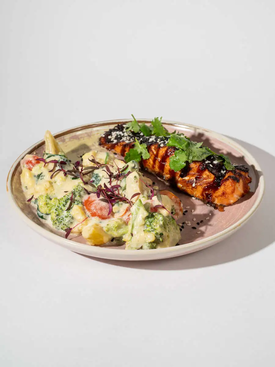 Стейк из лосося со сливочным соусом