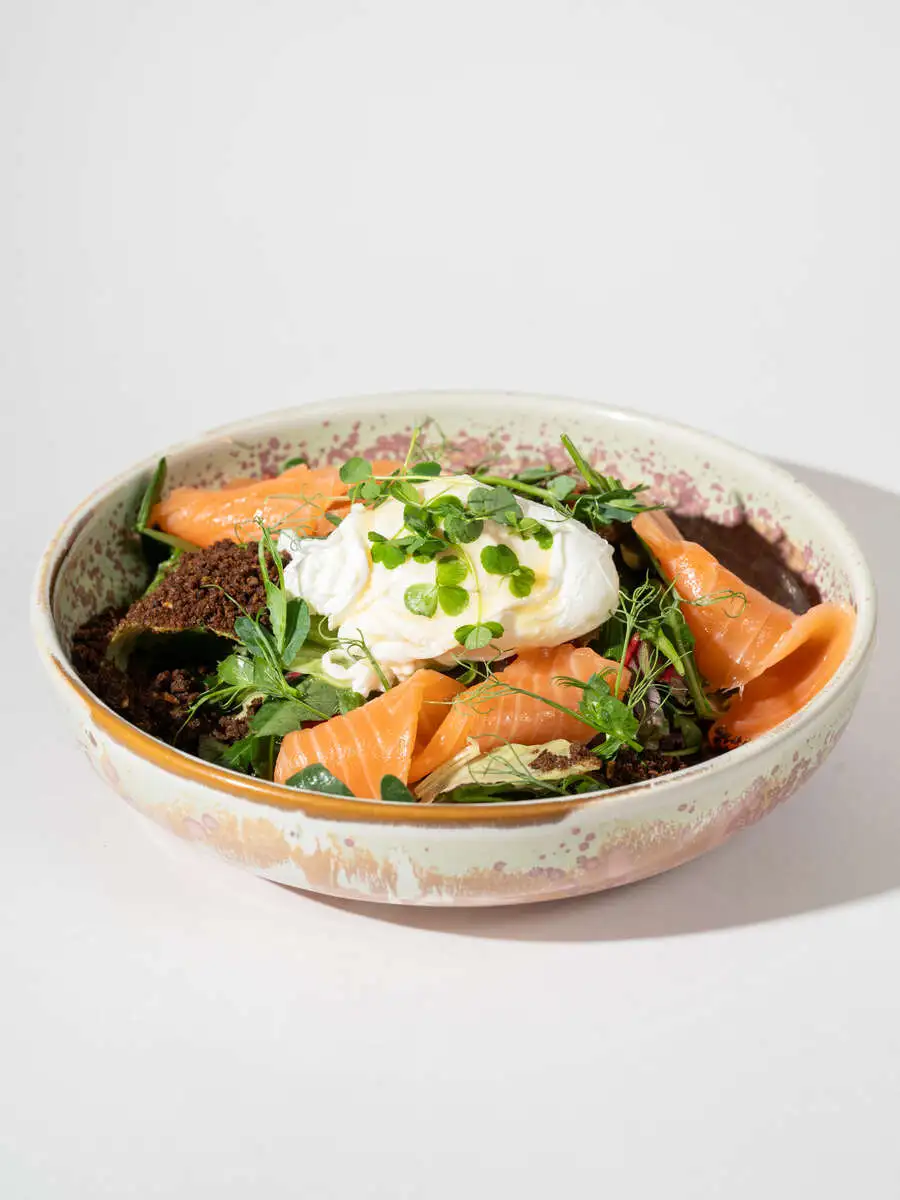 Салат с лососем и бородинской землей