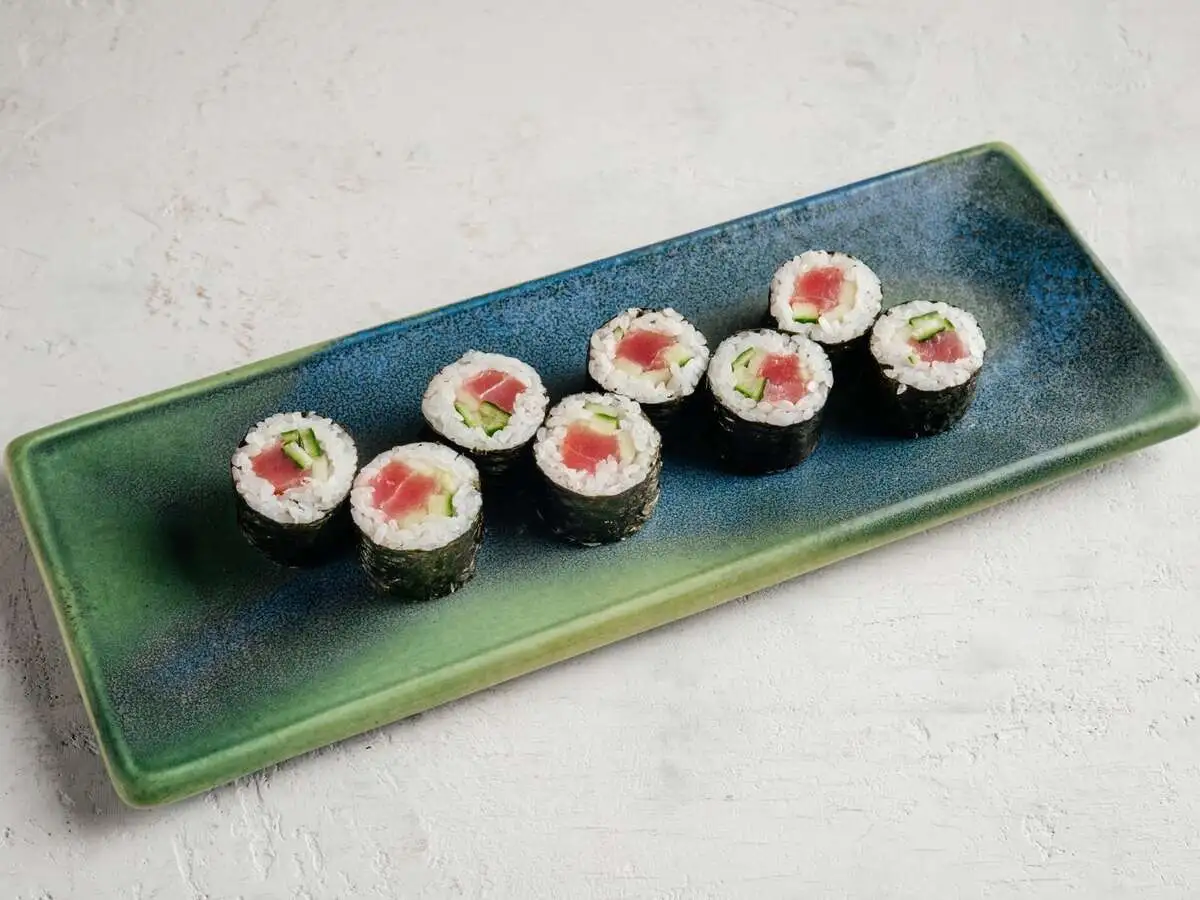 Маки с тунцом и огурцом