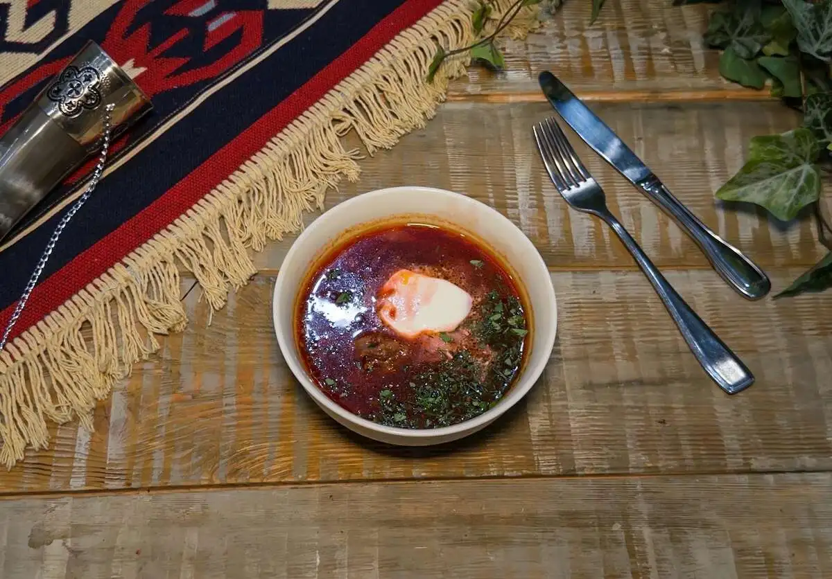 Борщ с говядиной и сметаной