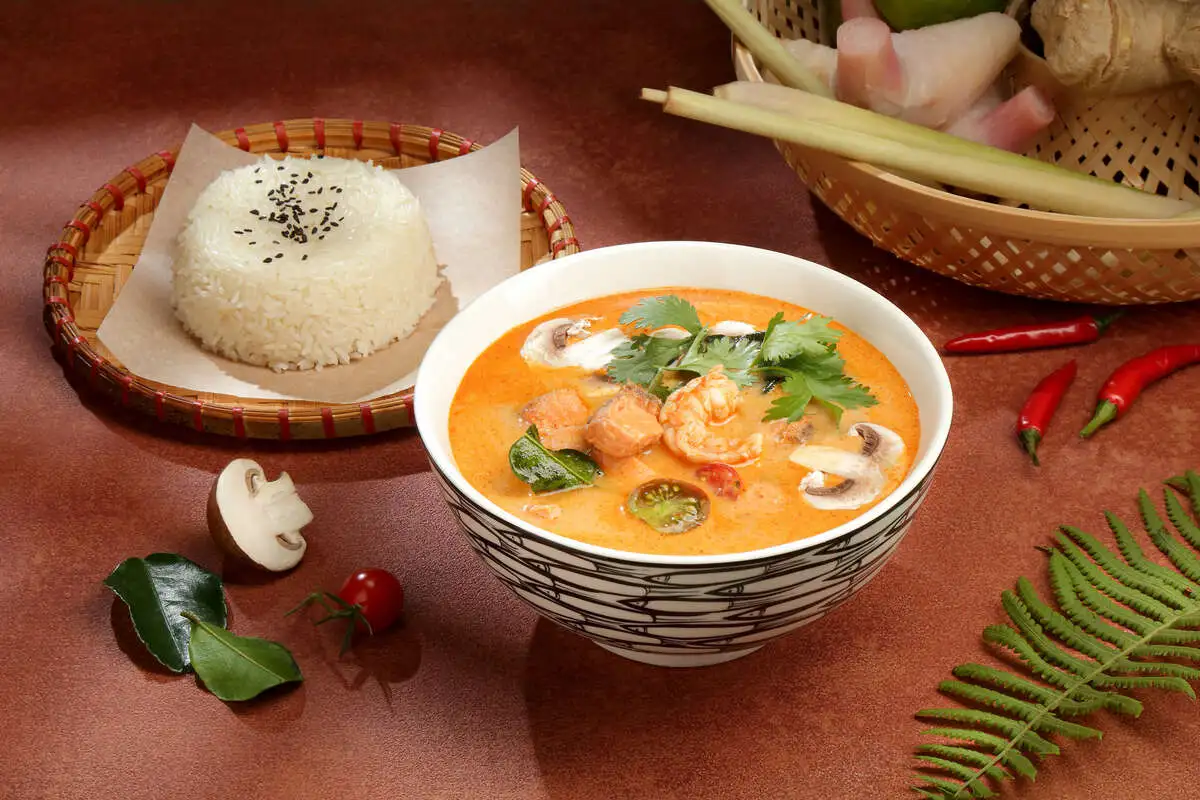 Том ям с лососем