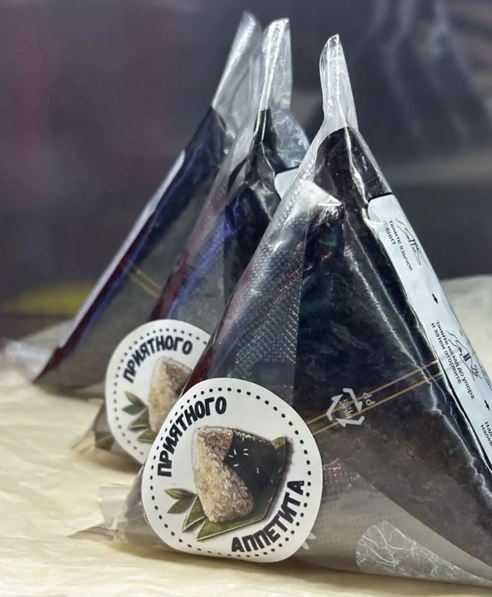 Онигири с лососем 1 шт