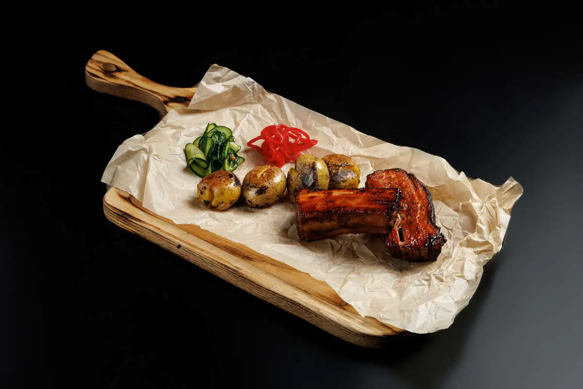 Свиное ребро томленое в печи с печеным картофелем