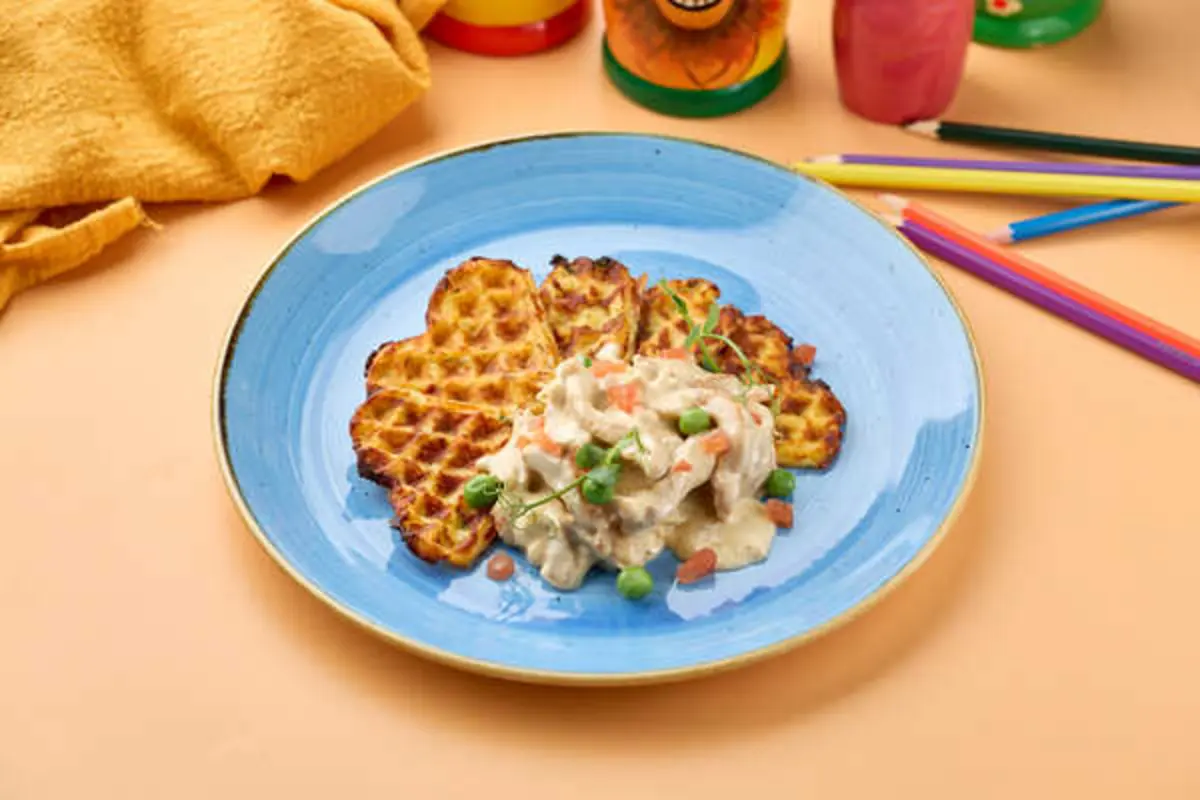 Фрикассе из цыпленка на картофельной вафле 