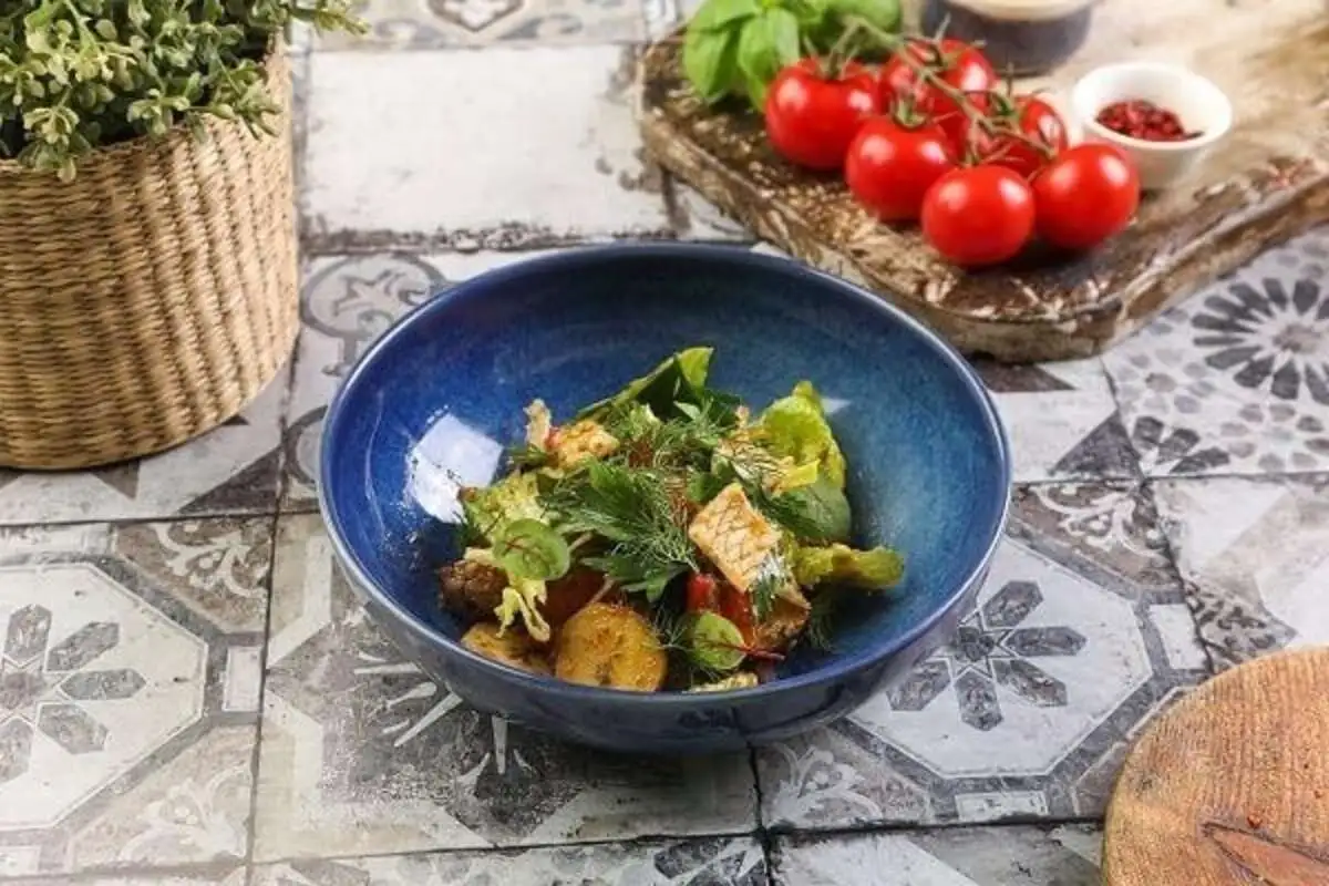 Салат с кальмаром и печеным картофелем