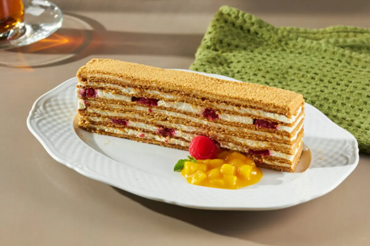 Медовик с ягодной прослойкой