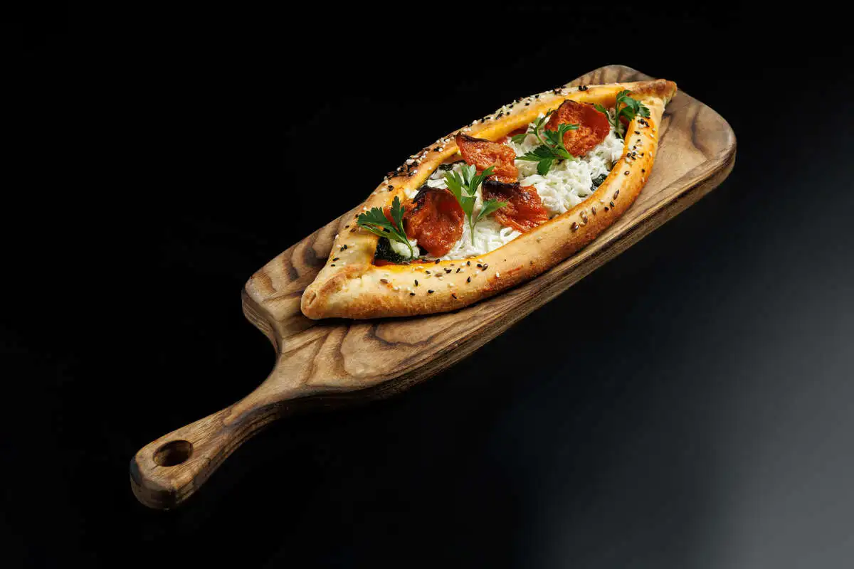 Балтийская лепешка со страчателлой и вялеными томатами