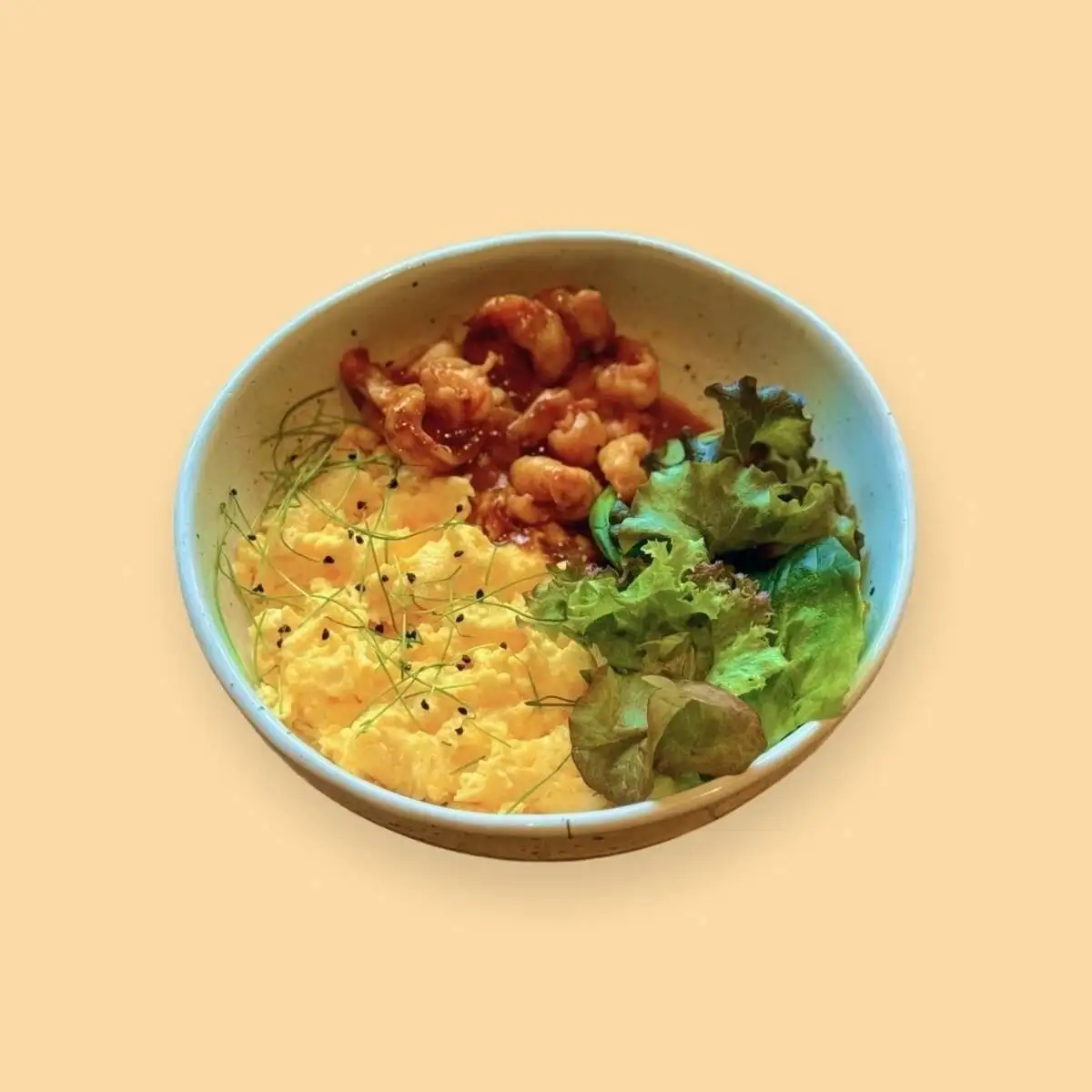 Скрембл с креветками с соусом биск и зеленым салатом