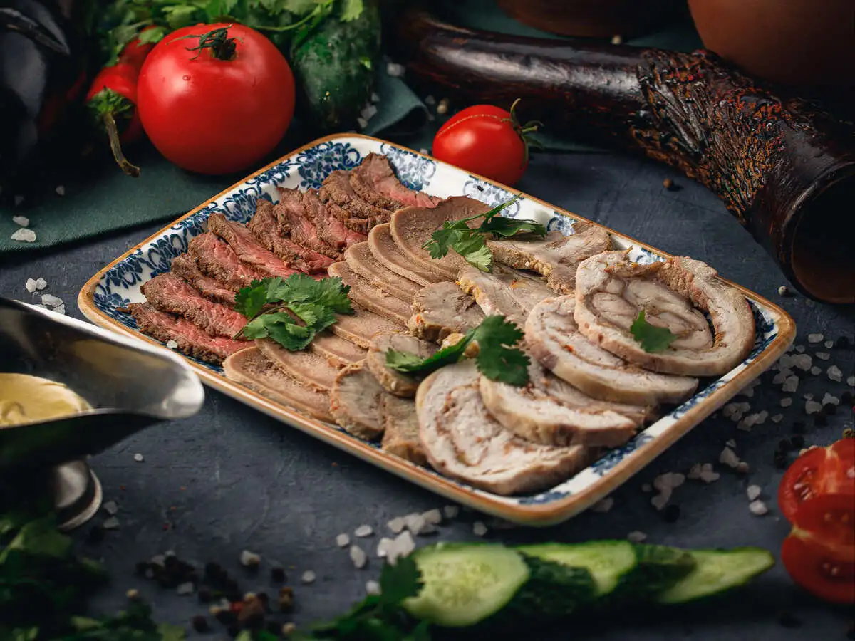 Тарелка мясных деликатесов