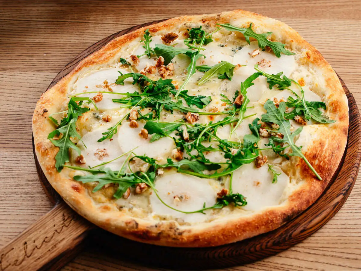 Пицца с горгондзола с грушей 