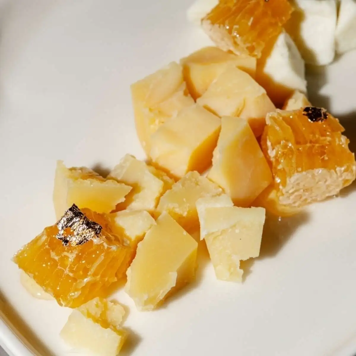 Ассорти сыров: пармезан,комте и козий сыр с медовыми сотами