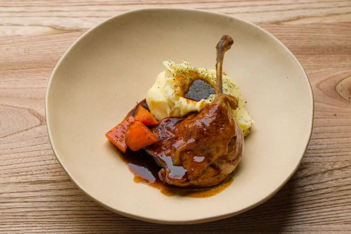 Конфи из утиной ножки с картофельным пюре 