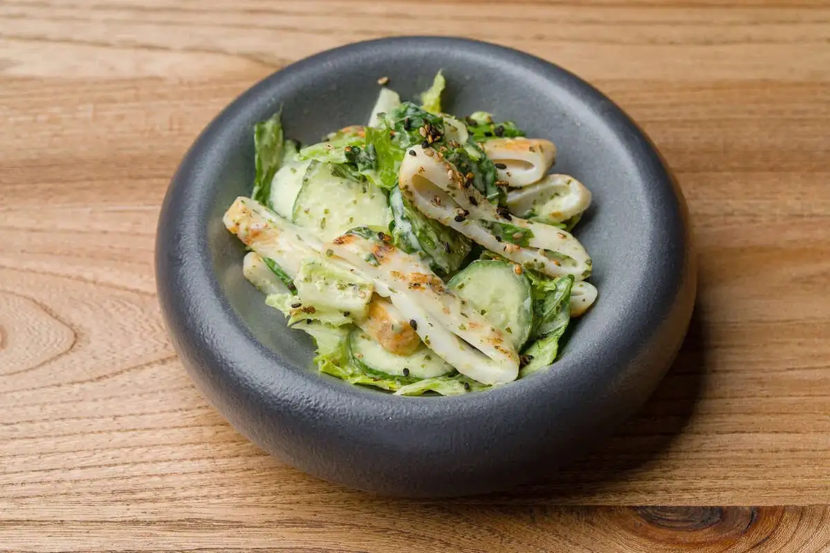 Кальмар асадор, зеленый салат, огурцы 