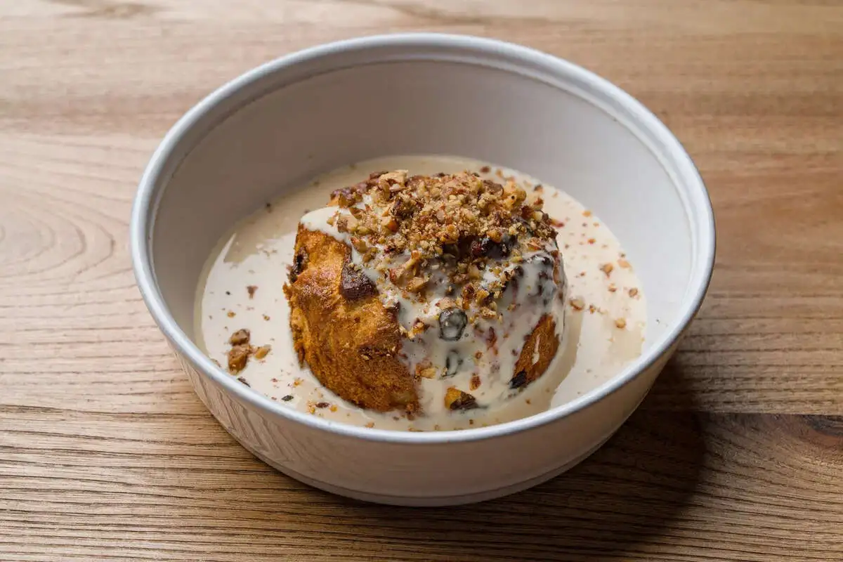 Пудинг с изюмом,соус три молока  