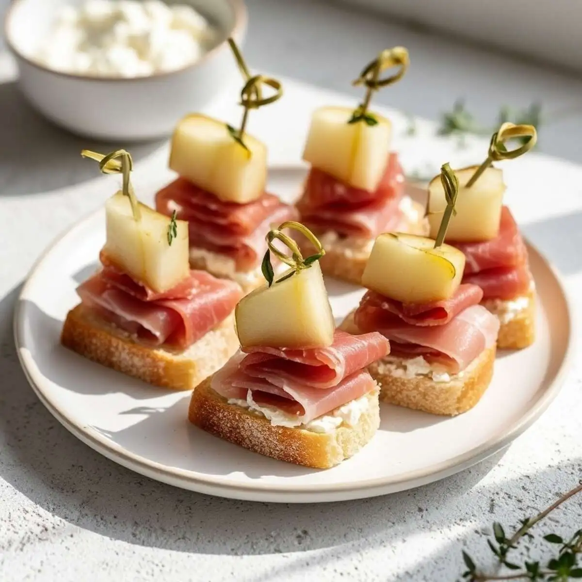 Канапе с пармской ветчиной, грушей и творожным сыром