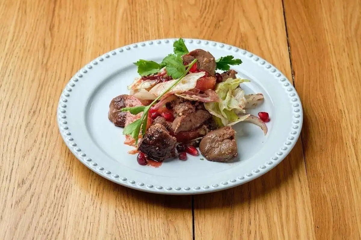 Салат с жареной куриной печенью и томатами