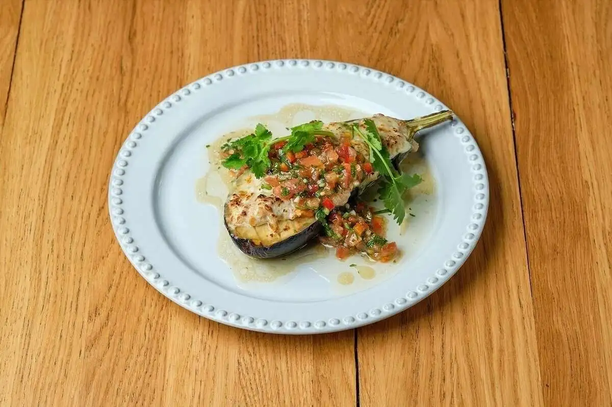 Запеченный баклажан с томатной сальсой