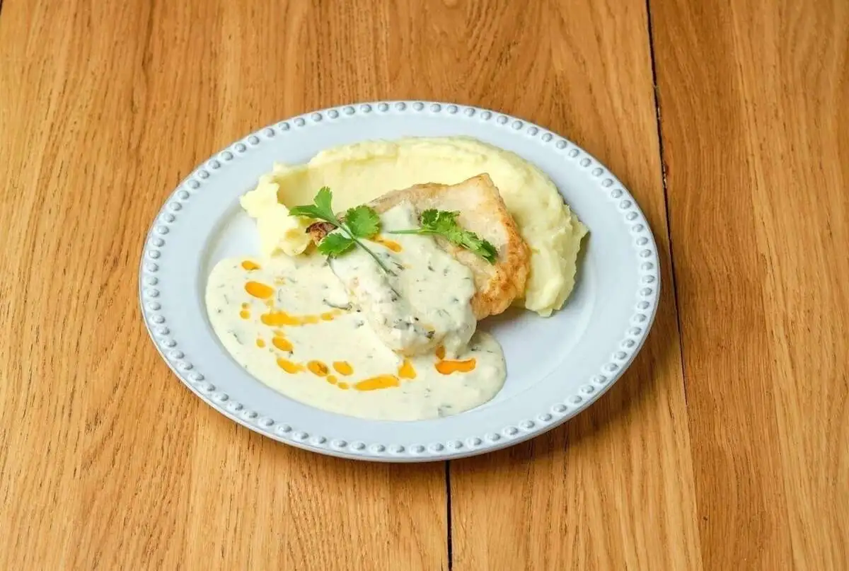 Судак в сливочно-чесночном соусе с пюре