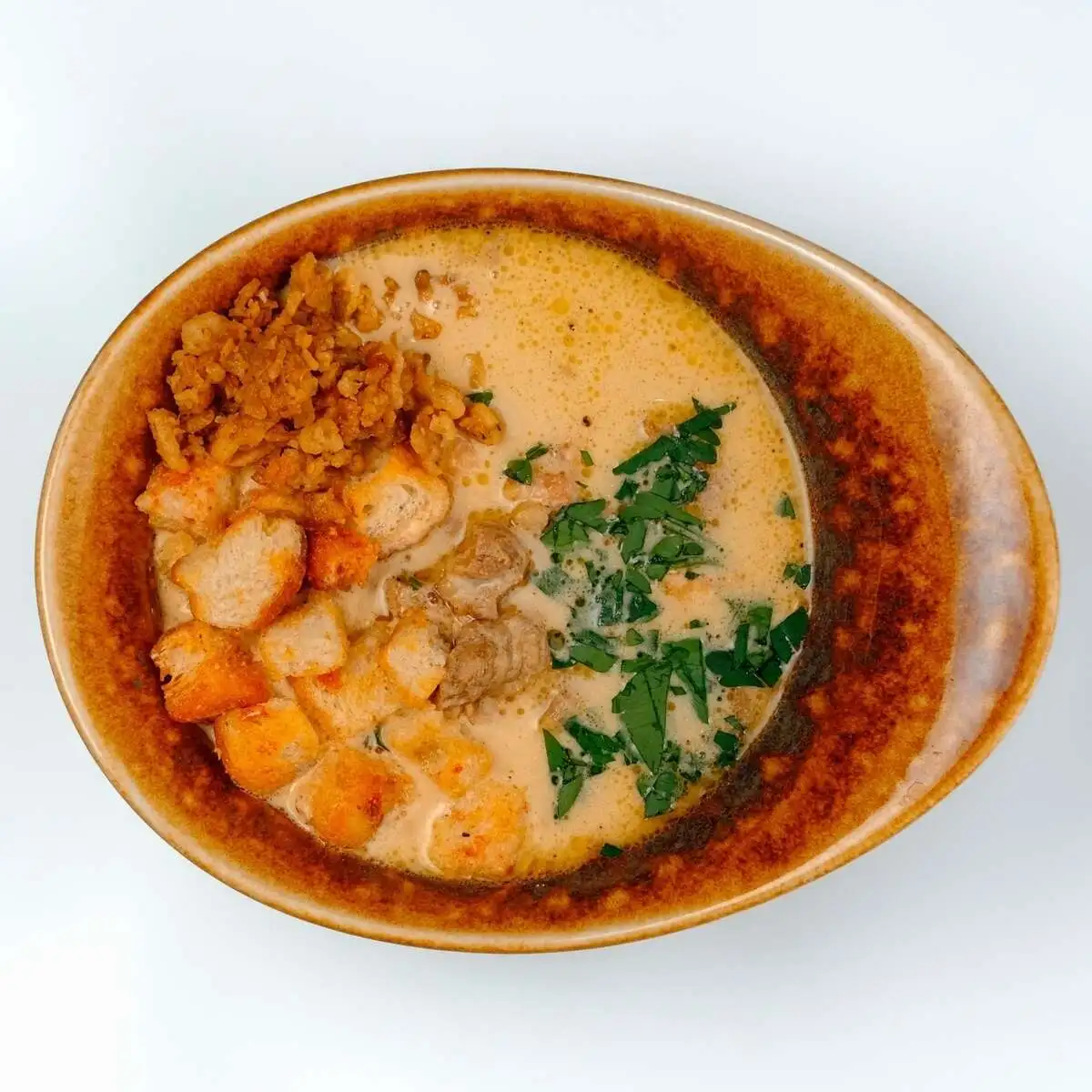 Сырный суп с беконом , луком фри и гренками